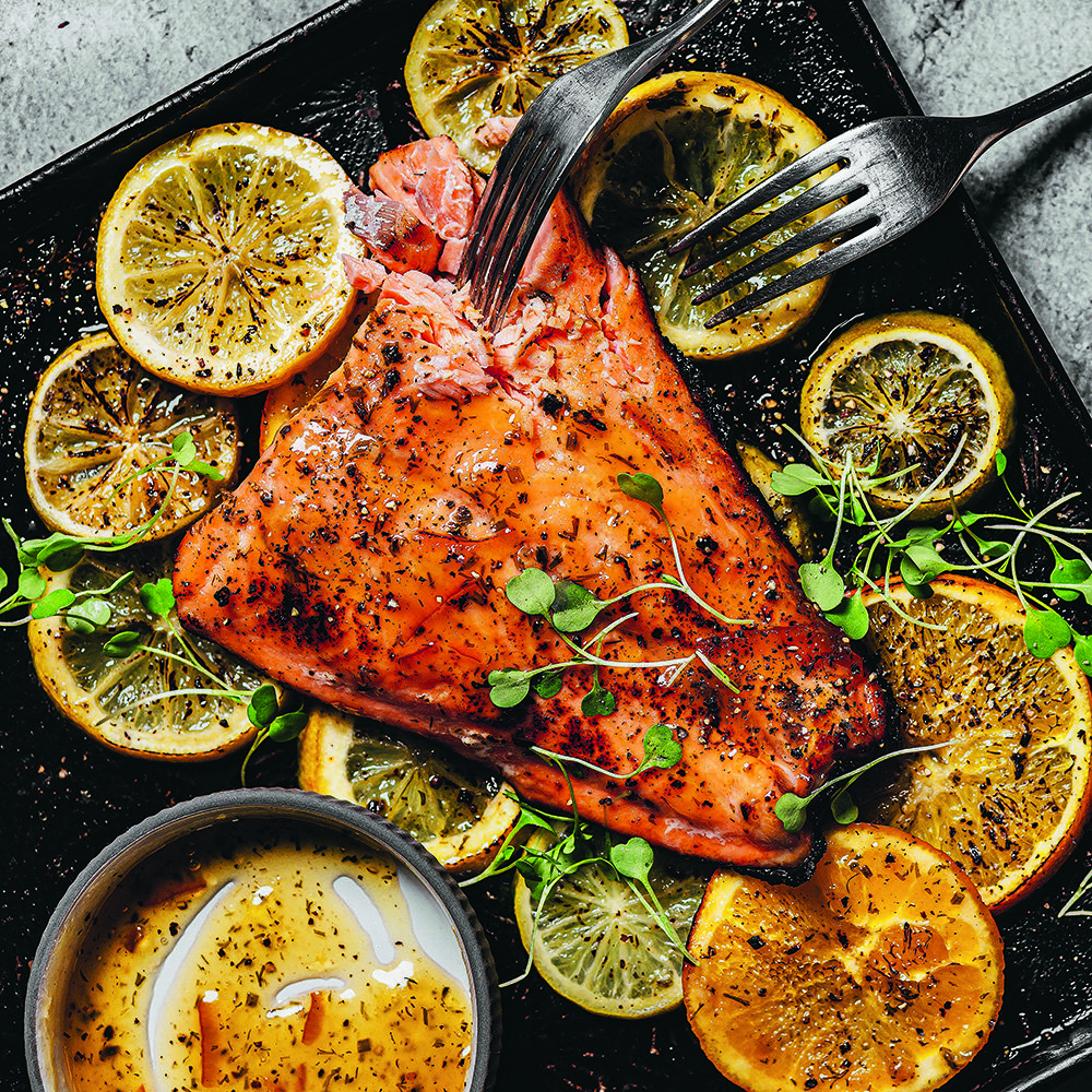 سلمون مشوي متبّل بالحامض