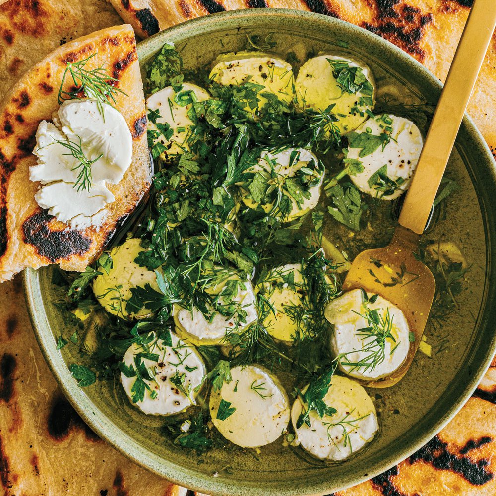 جبنة ماعز متبلة بالأعشاب