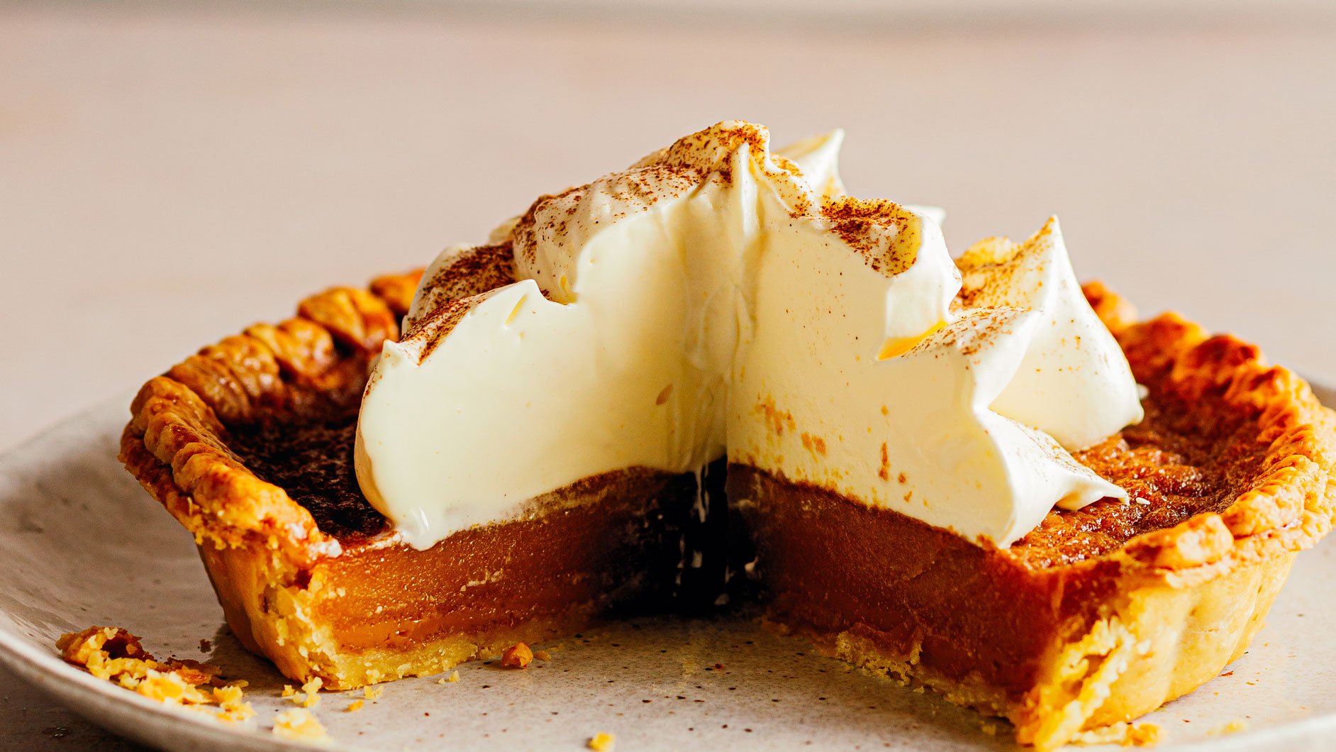 فطيرة العسل المكرمل مع القرفة والكريمة المخفوقة