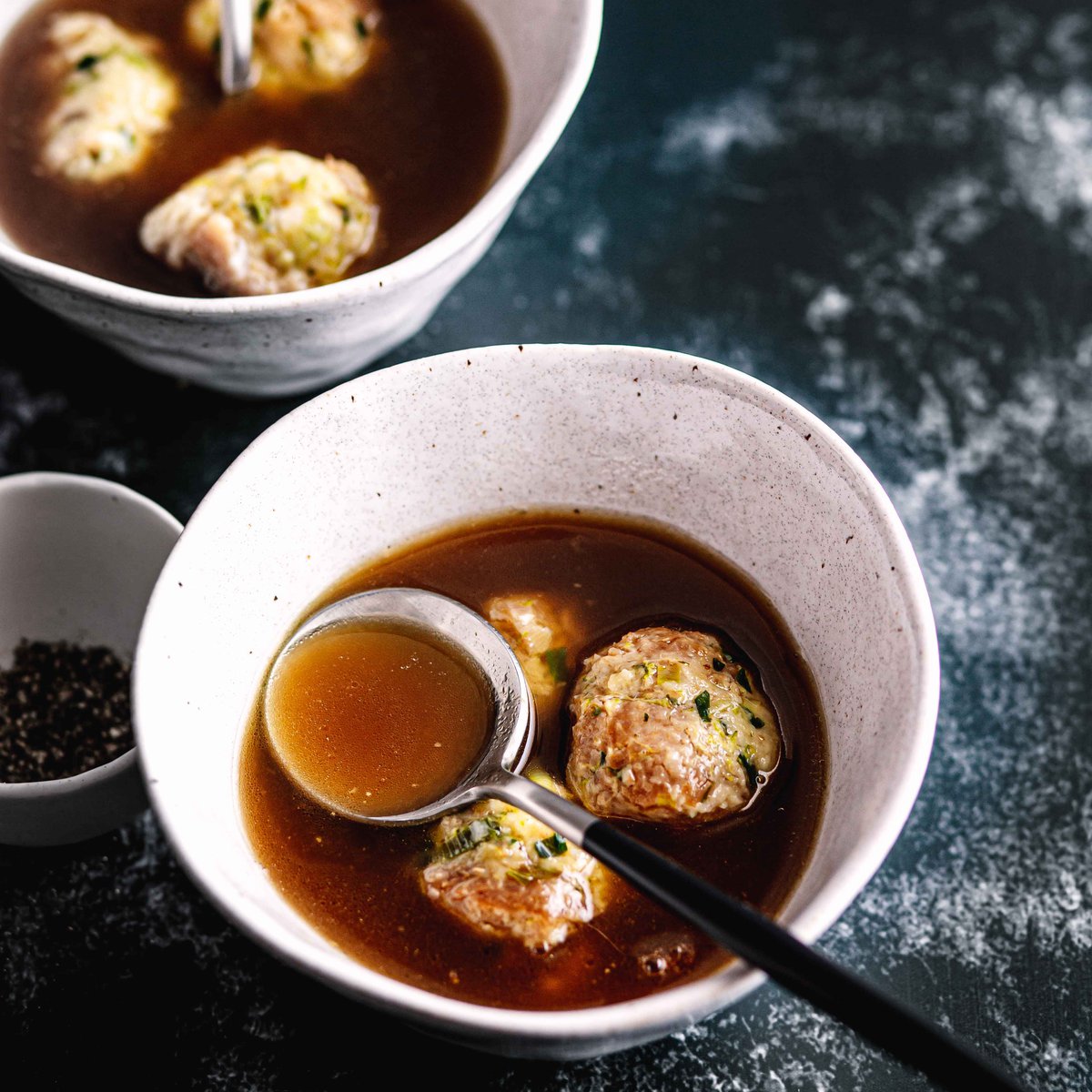 كرات العجين الإيطالية مع مرق عظم اللحم البقري