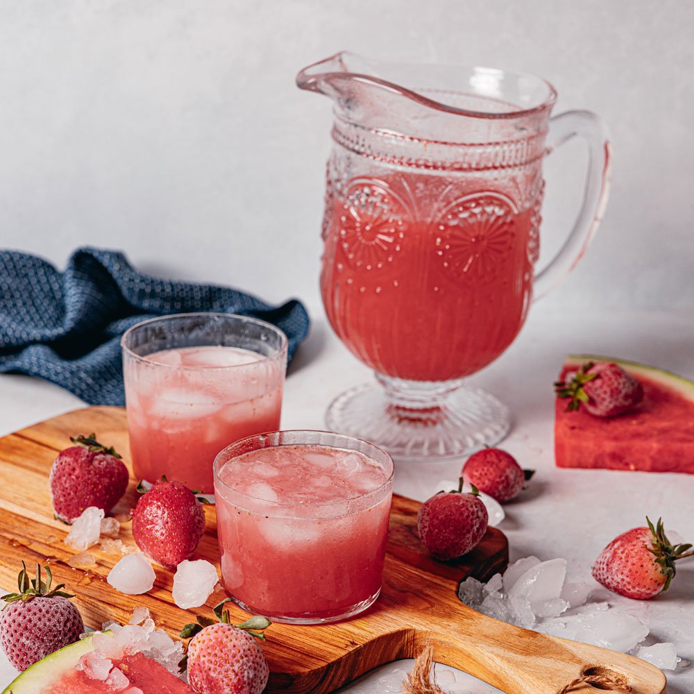 مشروب أغوا فريسكا بالفروالة والبطيخ وجوز الهند