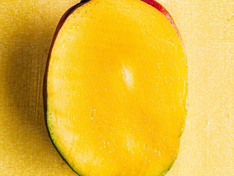 تأتي المانجو في أشكال وأحجام مختلفة، لكن المانجو الناضجة فقط هي التي قشرتها ناعمة