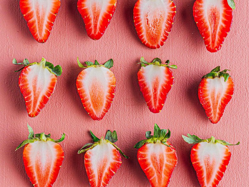 يضمن اللون الأحمر اللامع الغامق نضارة الفراولة