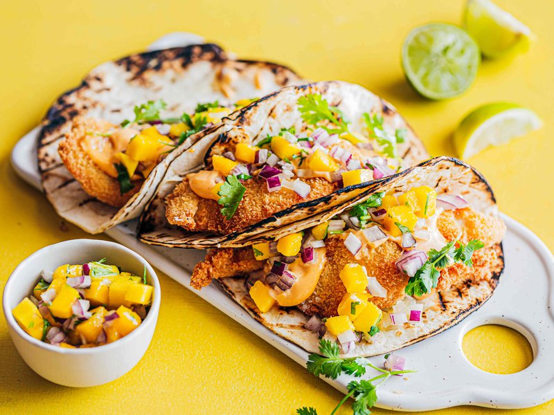 تأتي المانجو في أشكال وأحجام مختلفة، لكن المانجو الناضجة فقط هي التي قشرتها ناعمة