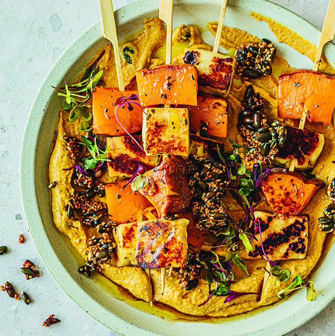 أسياخ من مكعّبات اليقطين المشوي والجبنة الشبيهة بالحلّوم مع الحمّص المغربي