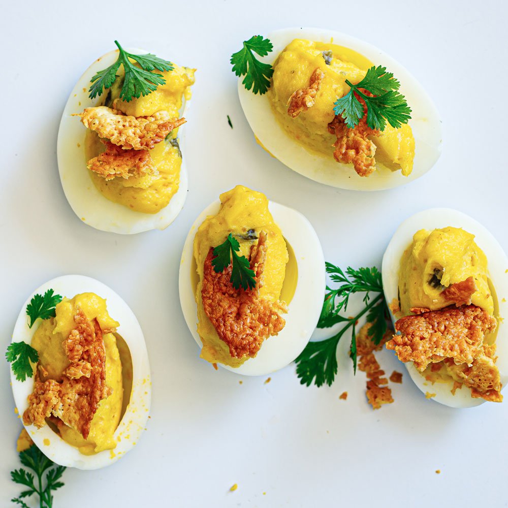 بيض مسلوق محشو بفلفل هالابينو