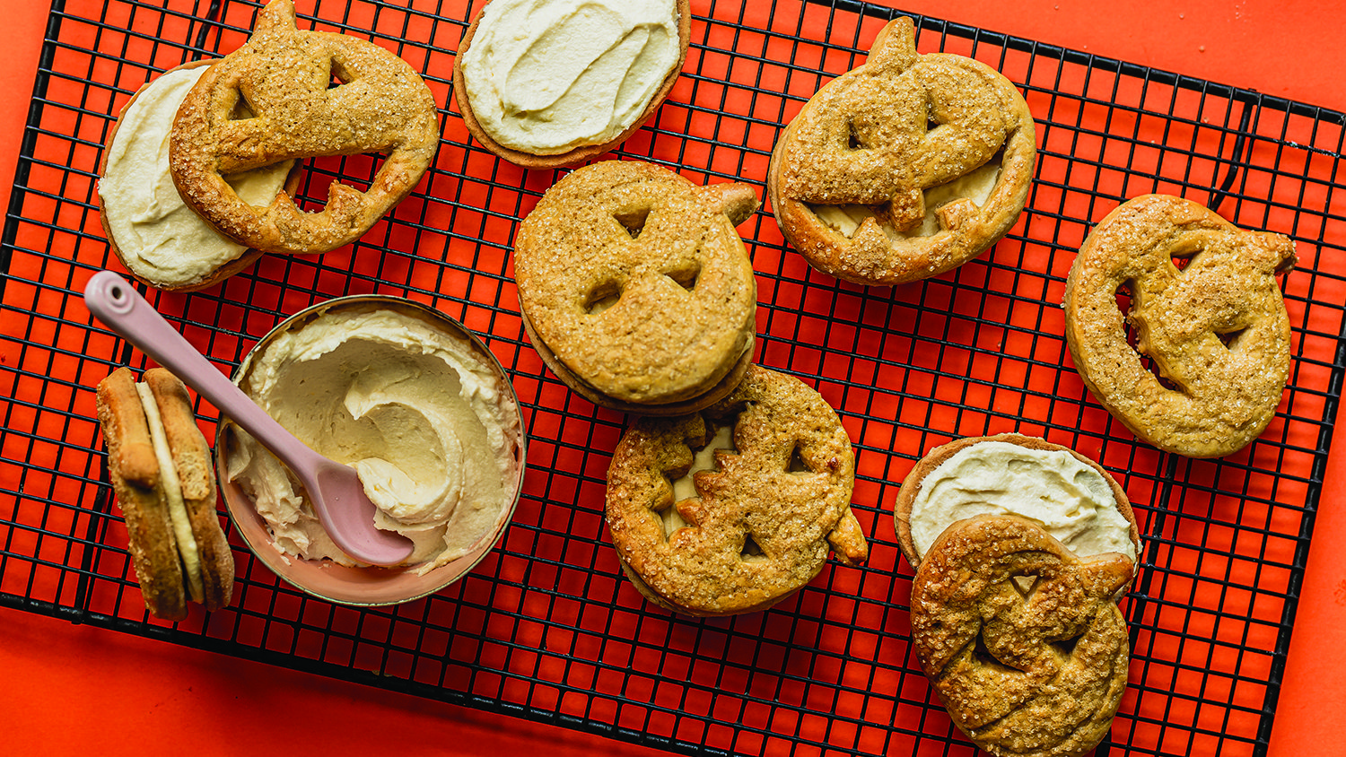 قطع كوكيز البطاطا الحلوة محشوة بالكريمة