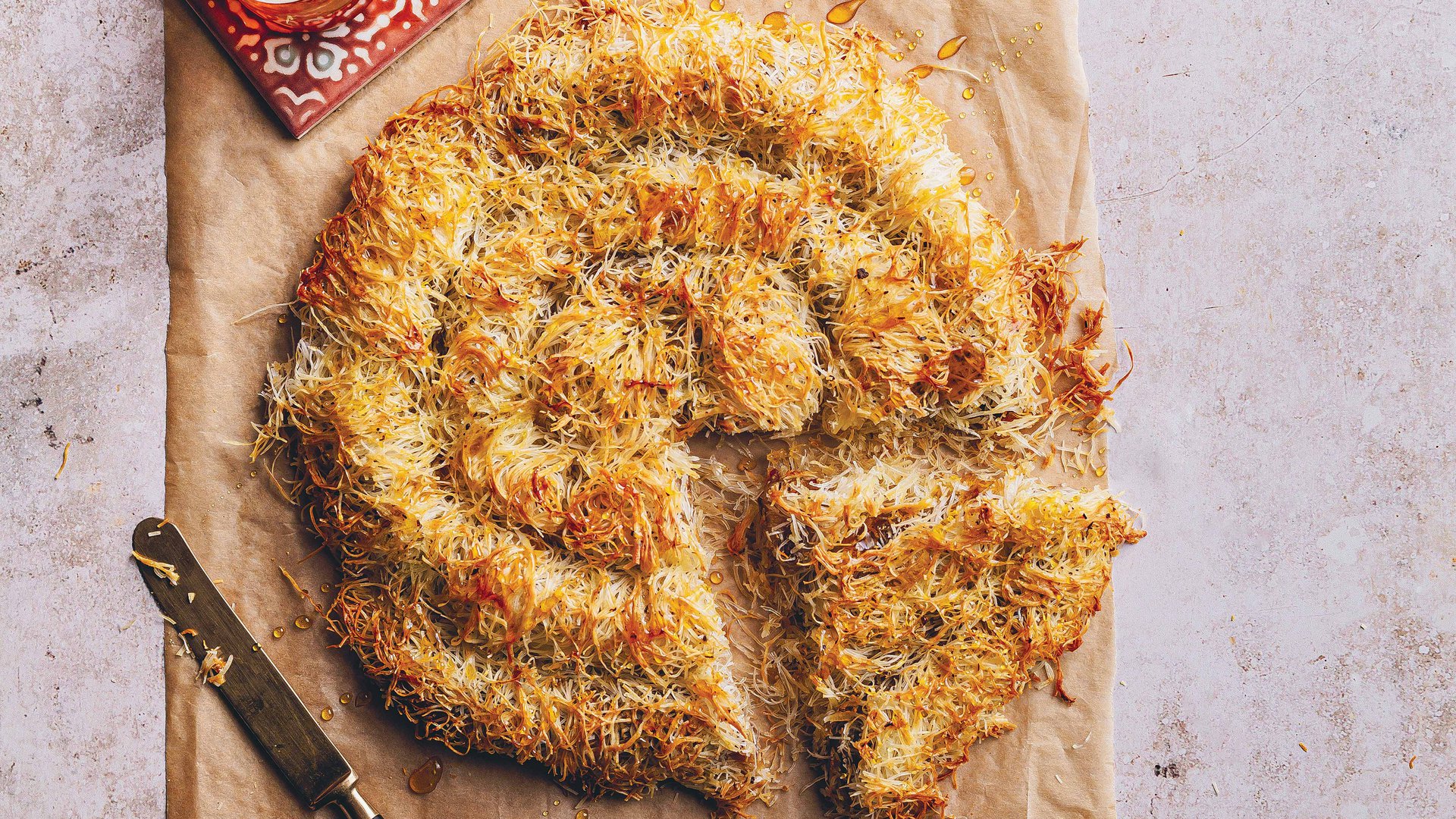 حلوى عجينة الكتيفي الملفوفة مع التمر والمستوحاة من المحنشة المغربية