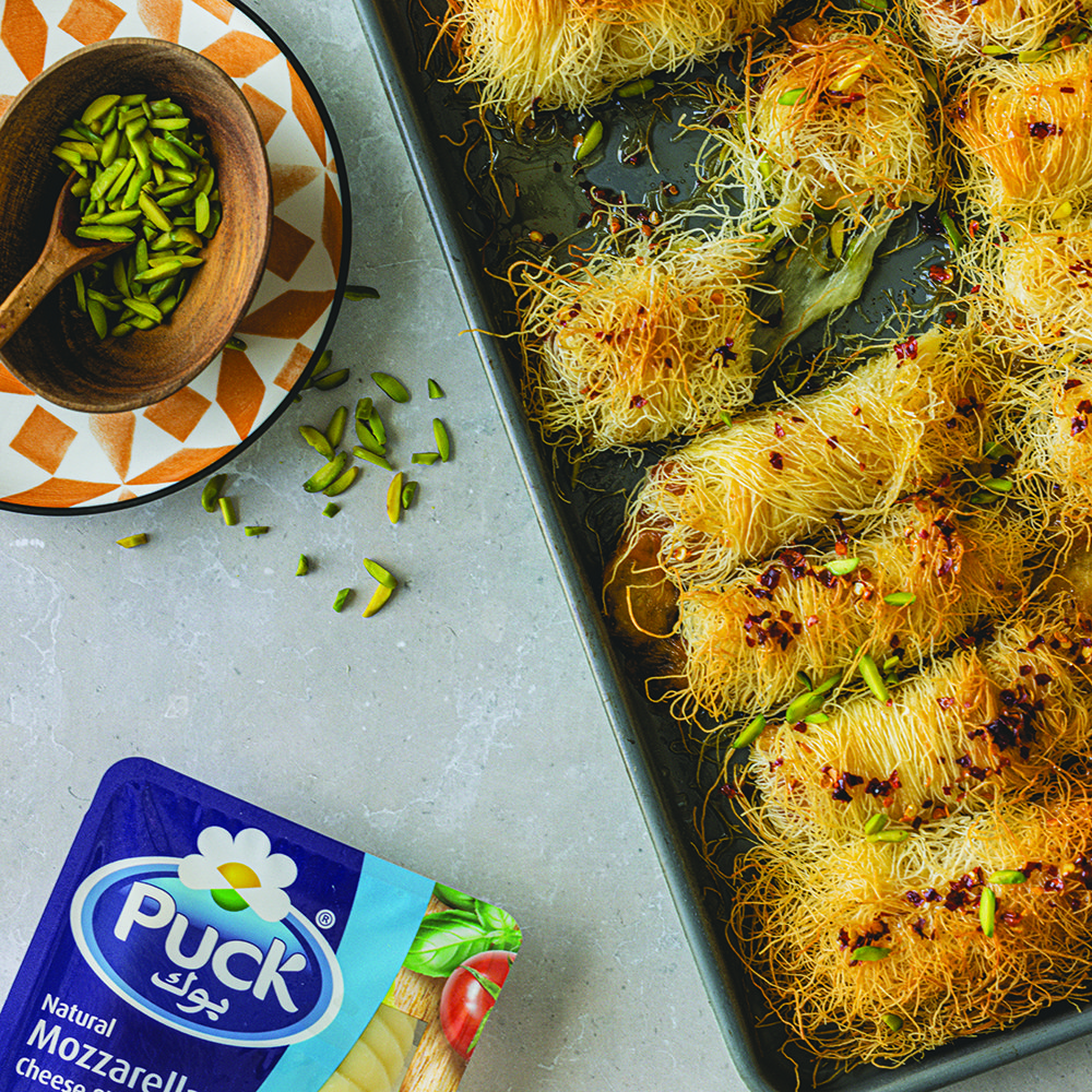 لفائف كنافة محشوة بجبنة الموزاريلا مع العسل الساخن