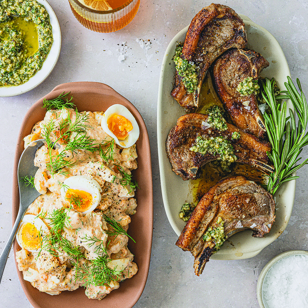 قطع لحم ضأن مع صلصة بيستو بالروزماري وسلطة بيض وبطاطا حارة