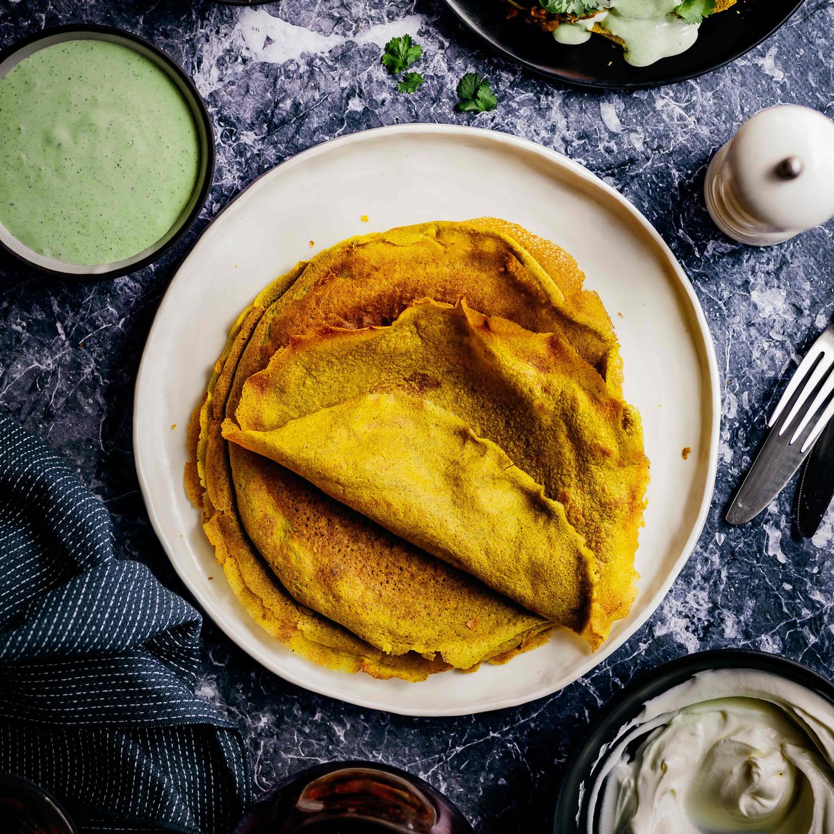 فطائر الدال (العدس) مع صلصة الكزبرة والليمون والفيتا