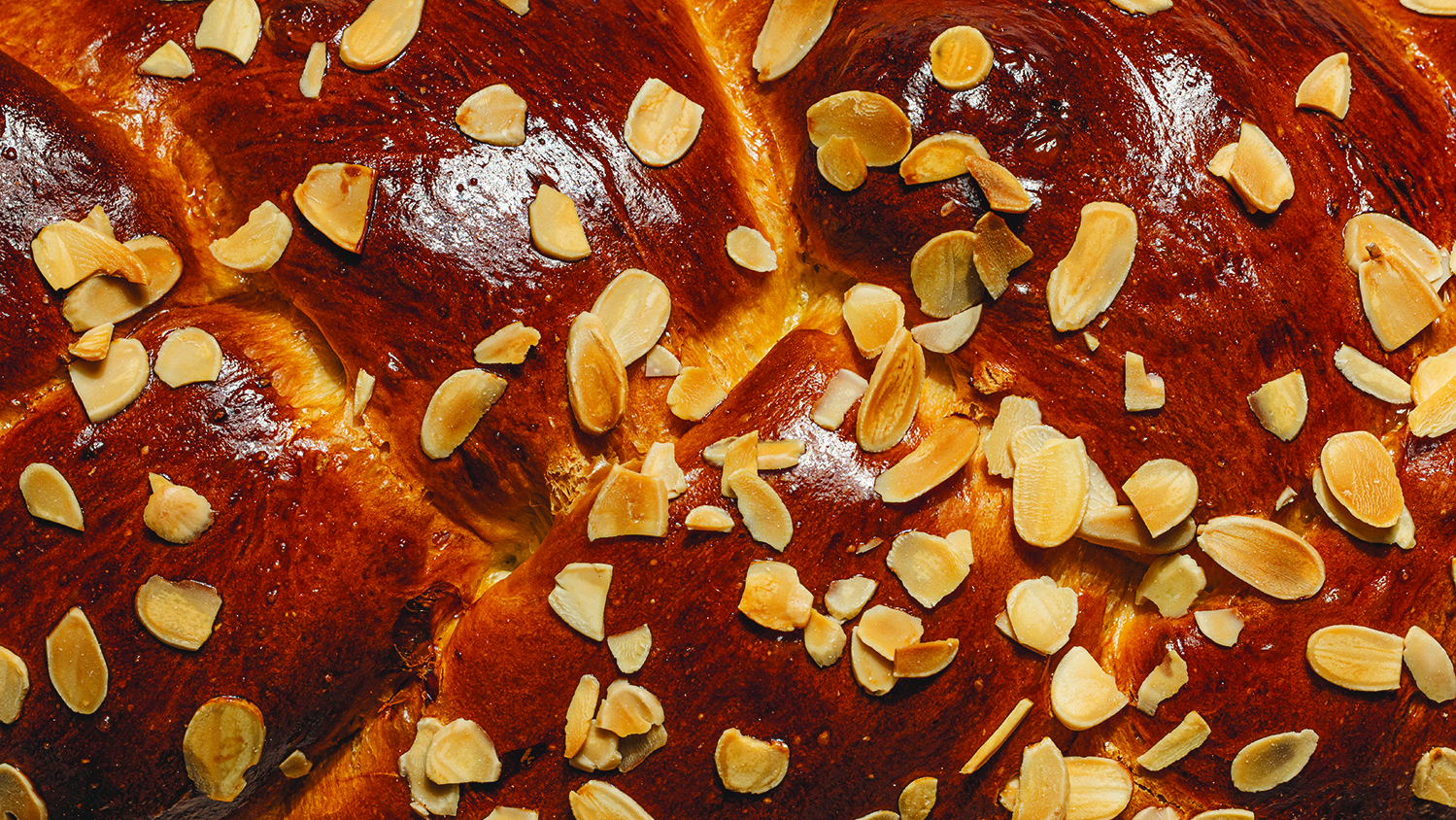 Lemon and almond tsoureki