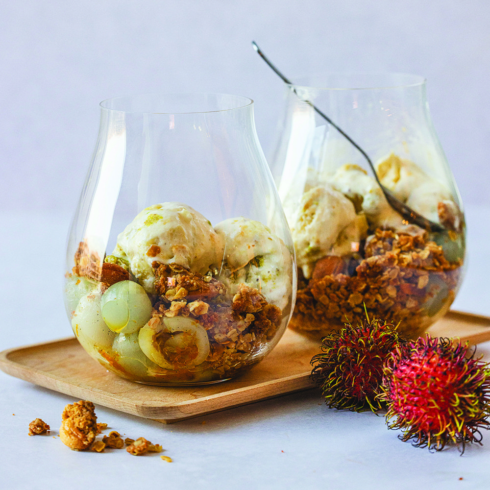 كرامبل فاكهة عين التنين والرامبوتان مع آيس كريم بنكهة البقلاوة والقرفة