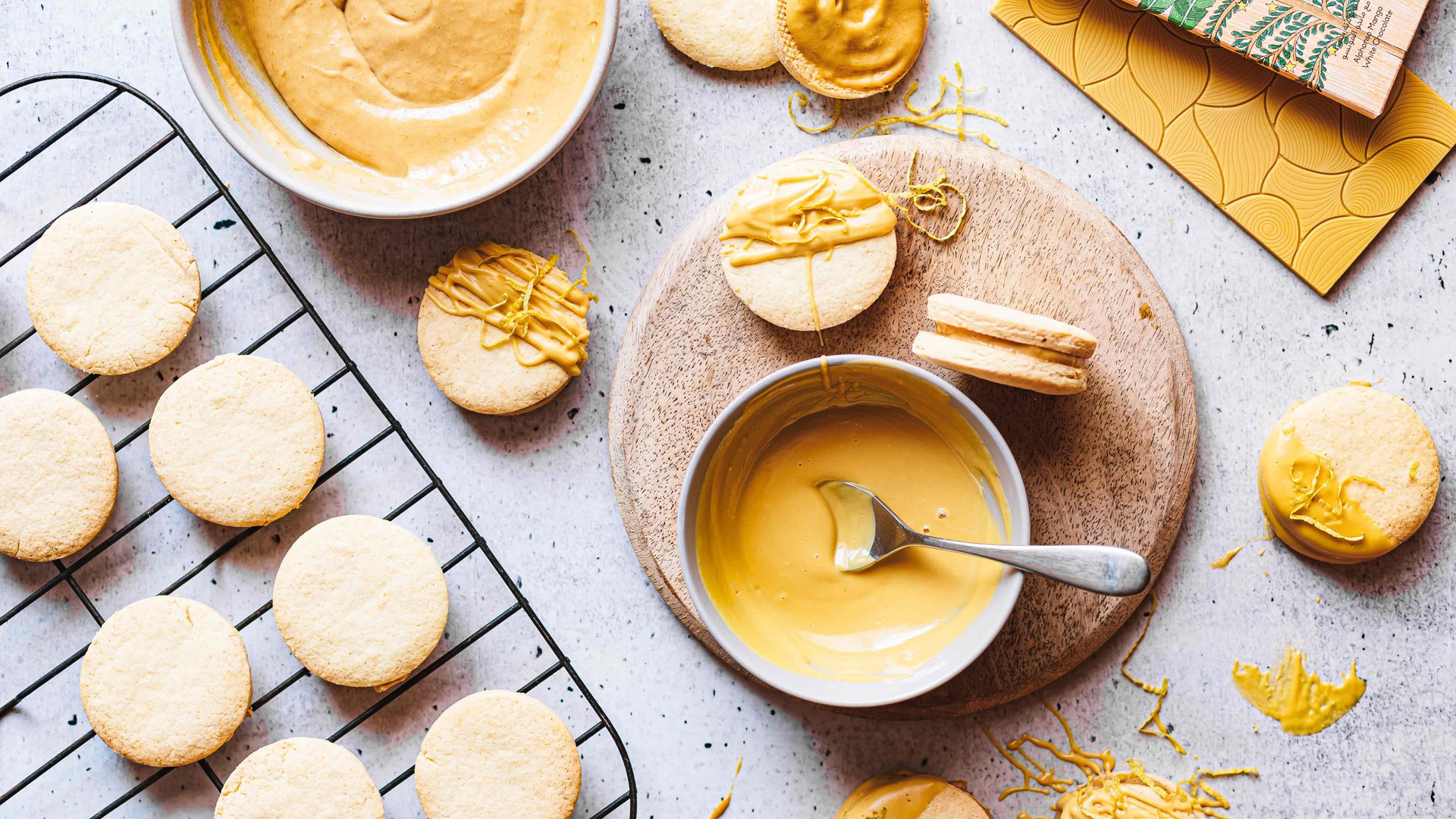 كوكيز الفاجوري بالمانجو والشوكولاتة البيضاء