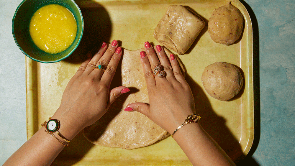 خبز المرضوف على طريقة دينا ماكي (خبز الباراثا بالتمر العُماني)