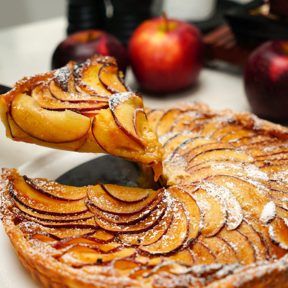 تارت بحشوة الفرانجيباني وتفّاح برافو™ مع الميسو بالكراميل