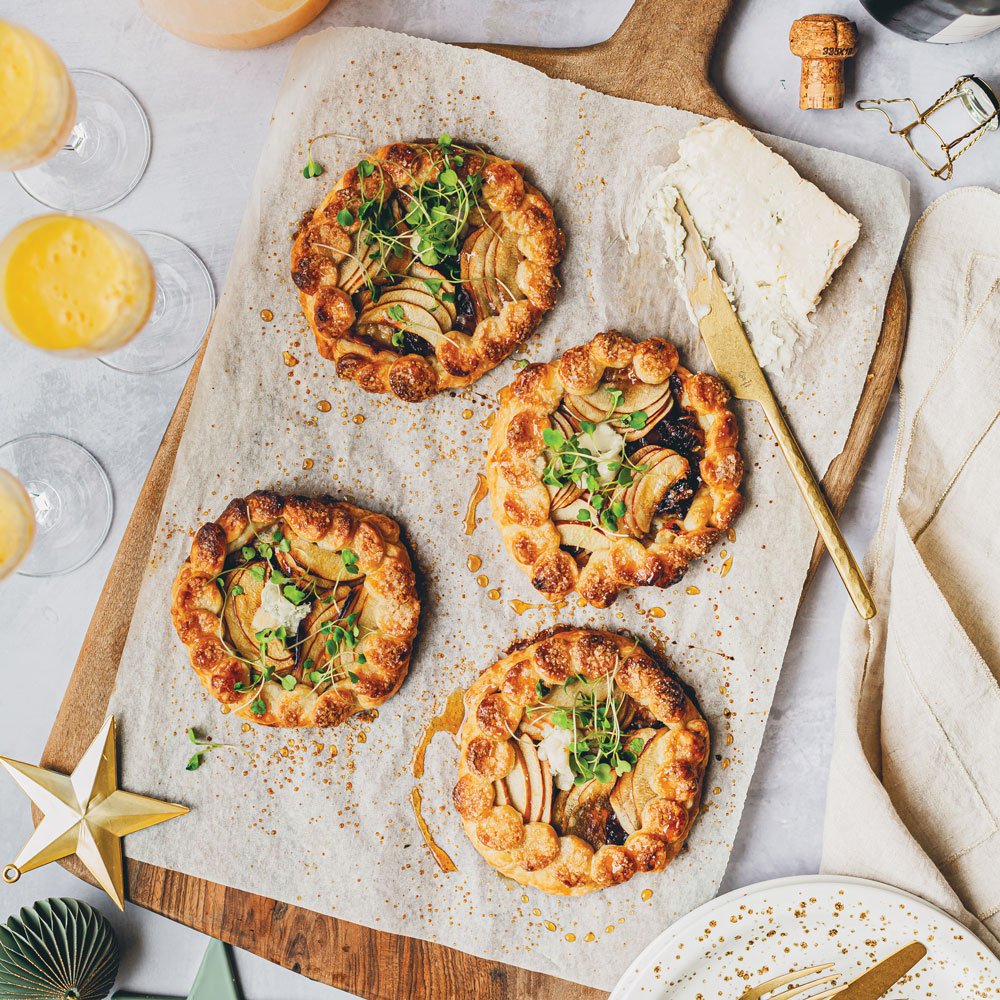 كعكات صغيرة بالتفاح والجبنة الزرقاء