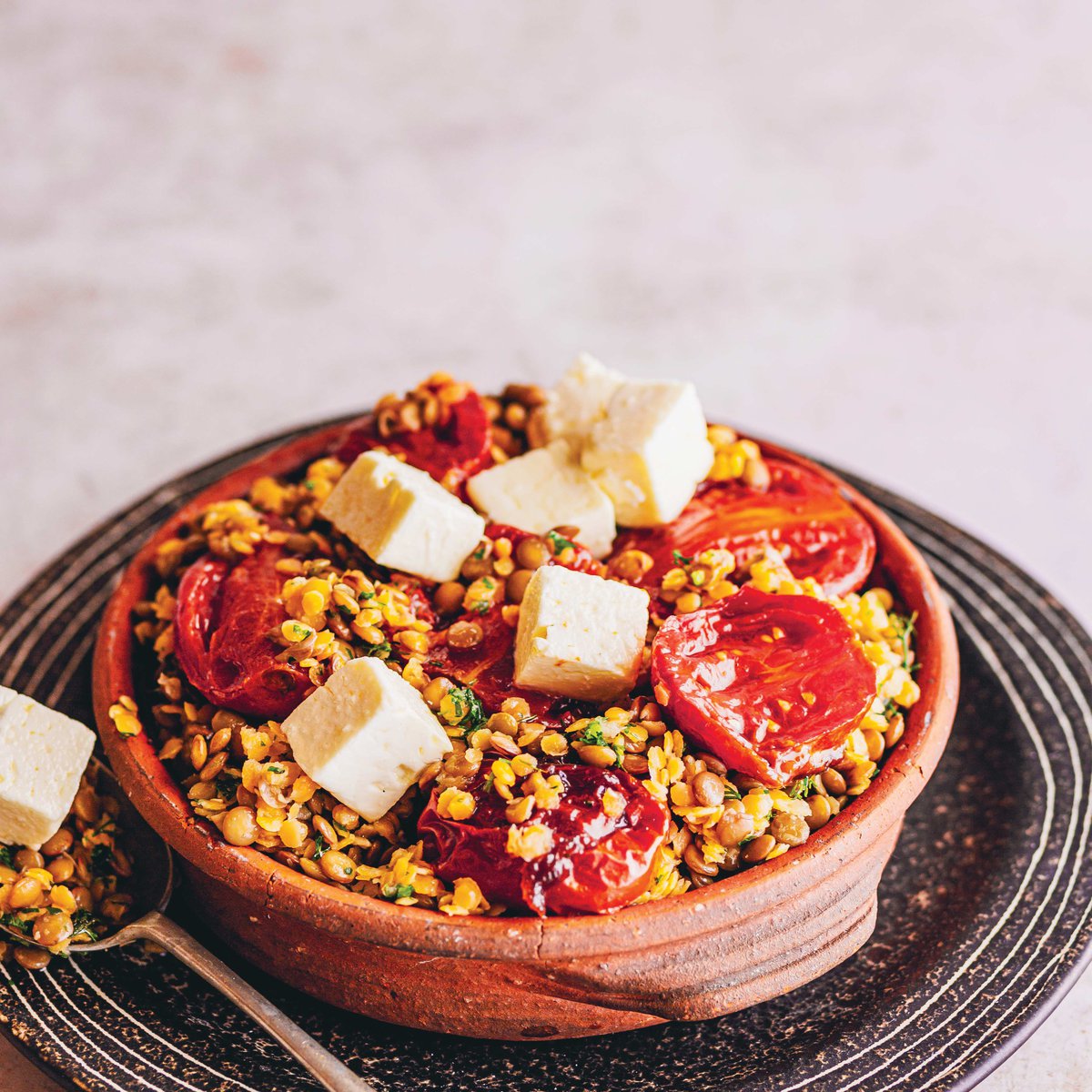 سلطة عدس مع طماطم مشوية بالتمر هندي وجبن الفيتا