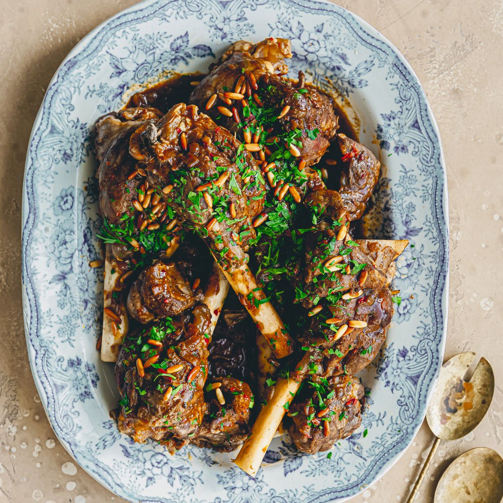 وصفة أمية الأتاسي لطبق عرقوب الحمل المطبوخ ببطء مع دبس الرمان