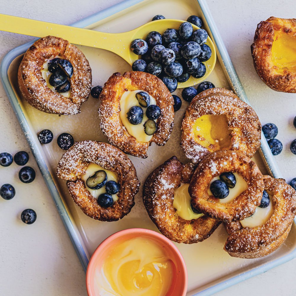 أقراص بانكيك داتش بايبي الصغيرة مع خثارة الليمون والتوت الأزرق