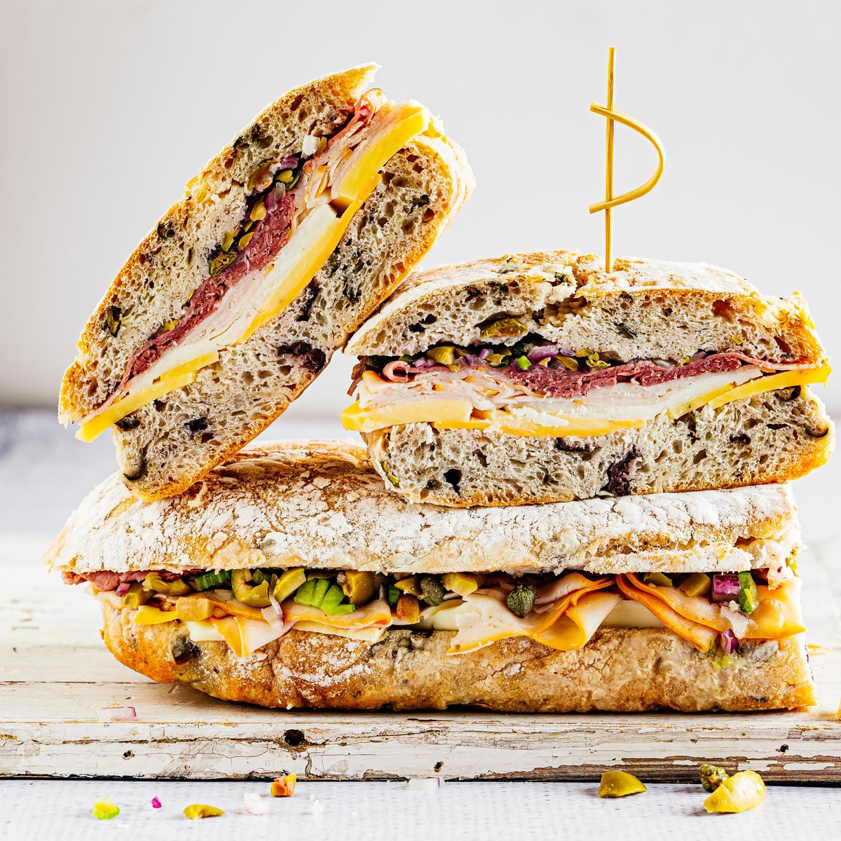 شطيرة الموفوليتا بالبسطرمة