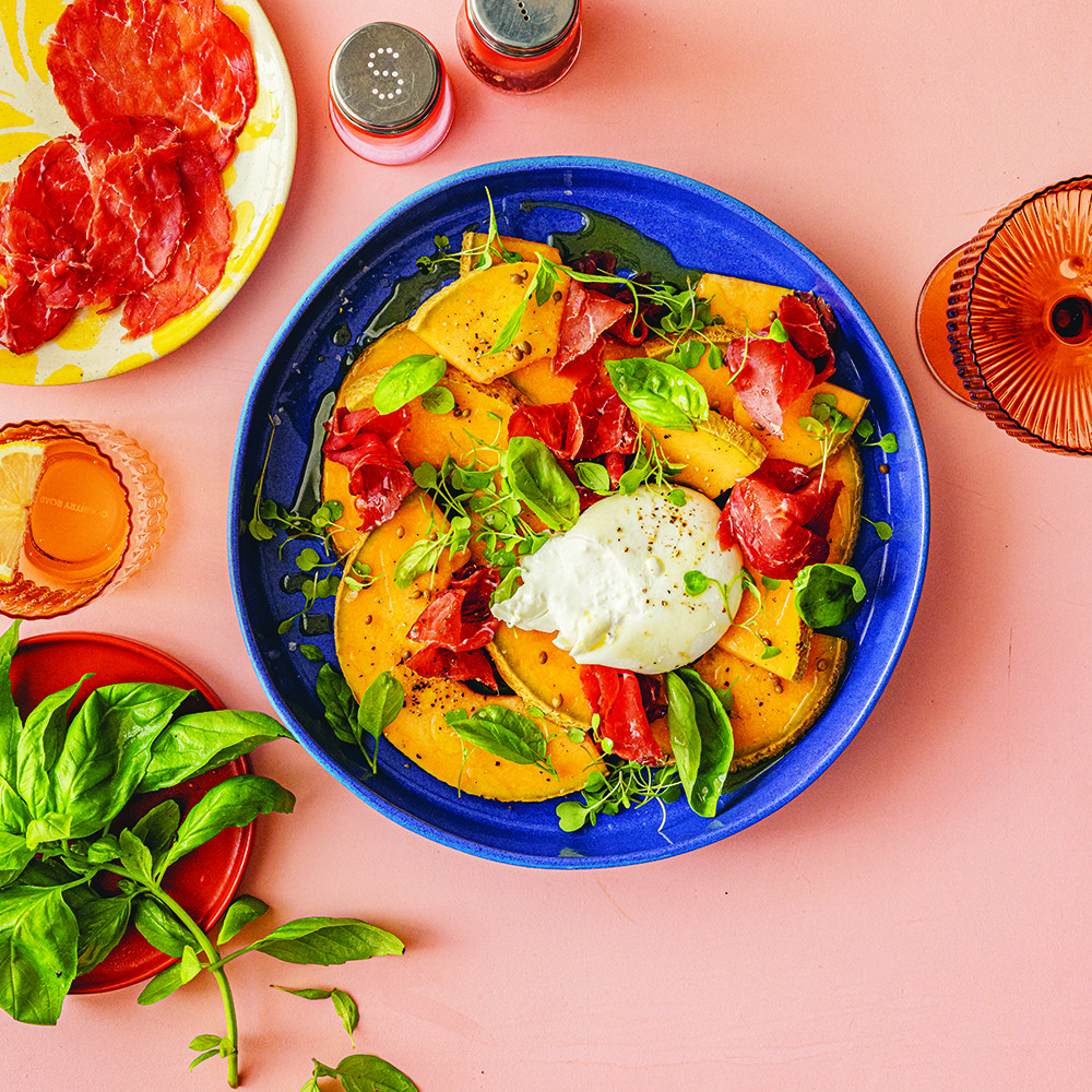 سلطة شمام مخلّل مع البريزاولا وجبنة البوراتا