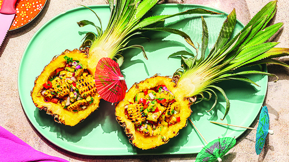 سلطة أناناس وذرة في نصف حبّة أناناس