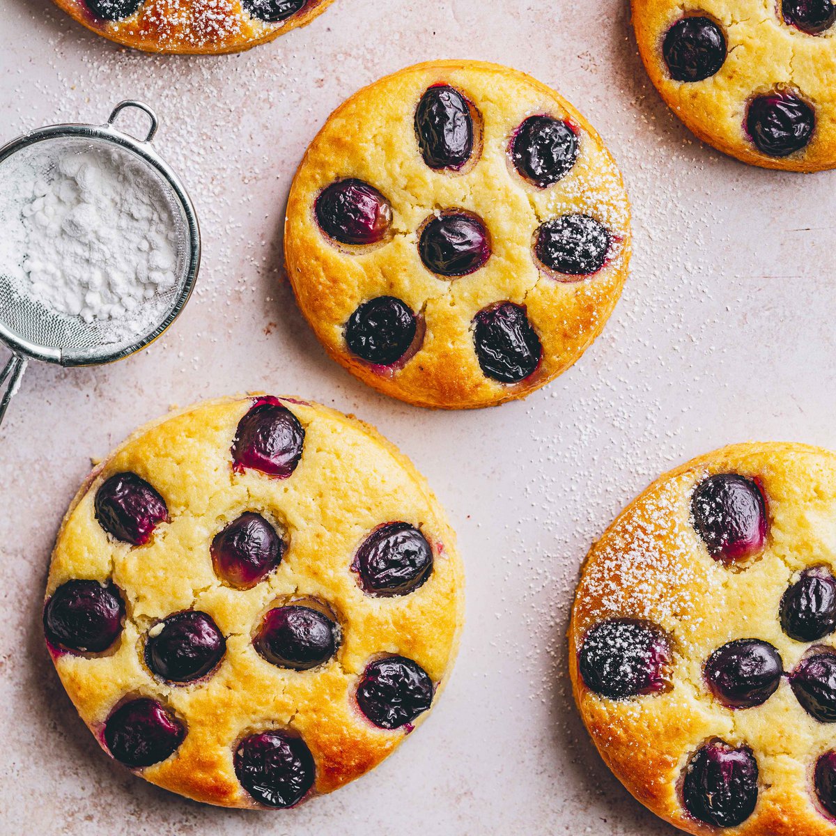 كيك صغير بالعنب واللوز وزيت الزيتون