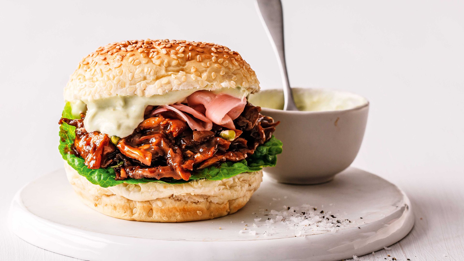 برغر الفطر مع زنجبيل مخلل ومايونيز الوسابي