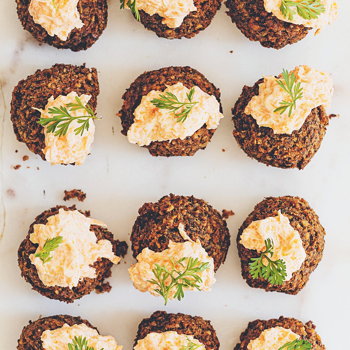 فلافل قرع العسل والفاصوليا السوداء مع صلصة التزاتزيكي بالجزر