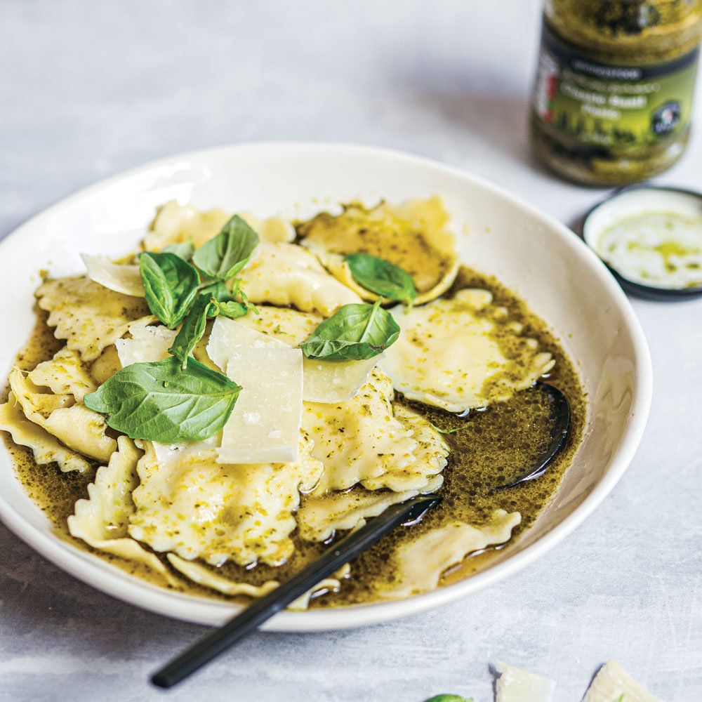 Quick three-cheese ravioli in pesto broth