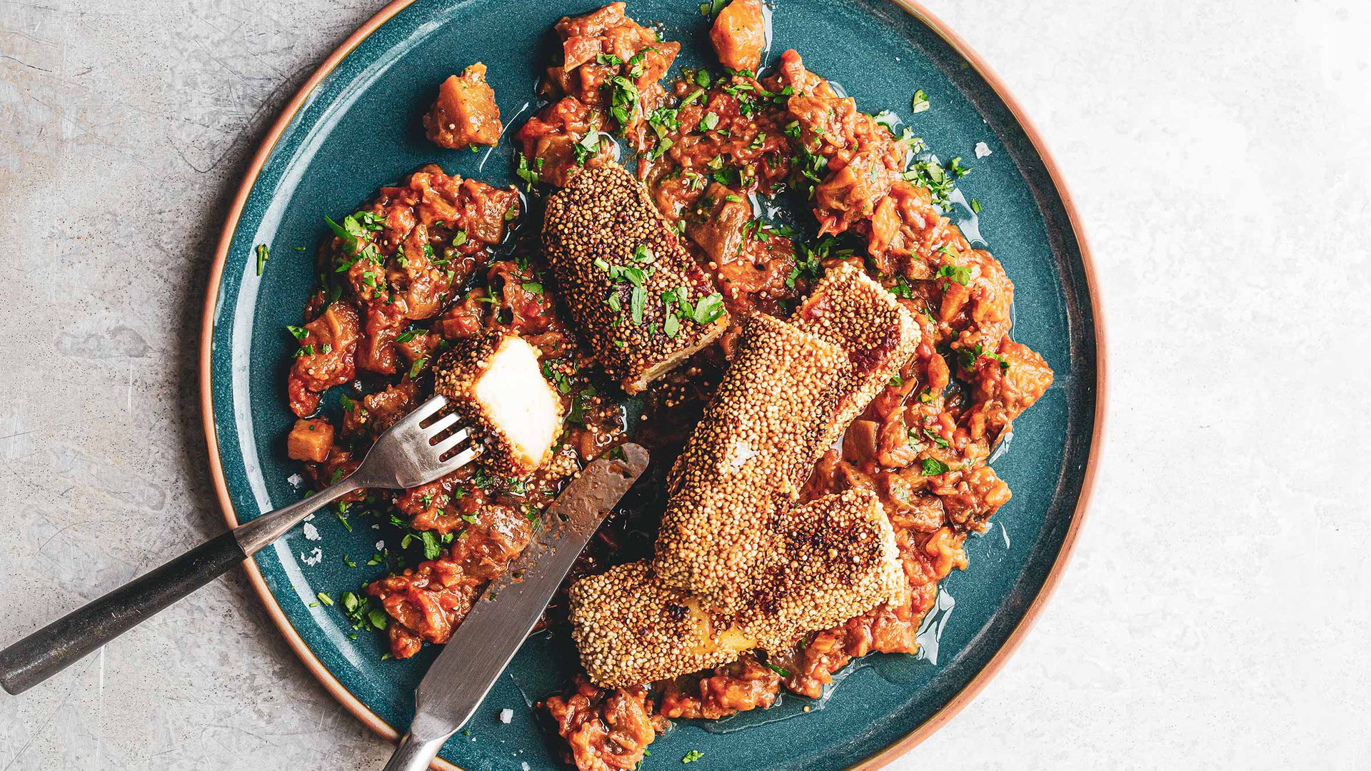 جبنة حلوم مشوية مع طبقة كينوا مقرمشة وسلطة الزعلوك المغربية