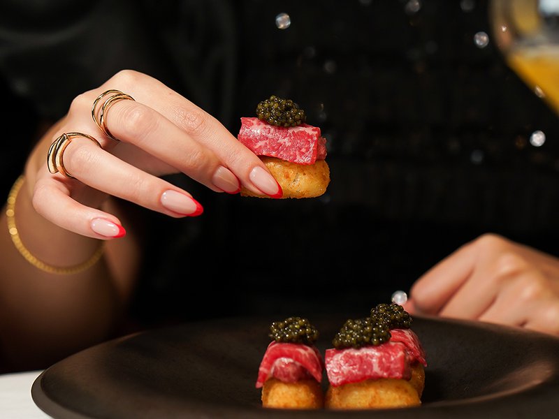 Aarancini nigiri with wagyu and caviar │ The interiors of the restaurant are classically designed │ Spicy duck and Sriracha pizza │ Burrata with pomegranate, datterini tomatoes and frozen tomato