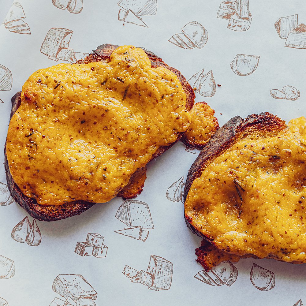 توست بصلصة الجبنة الويلزية مع جبنة ريد فوكس