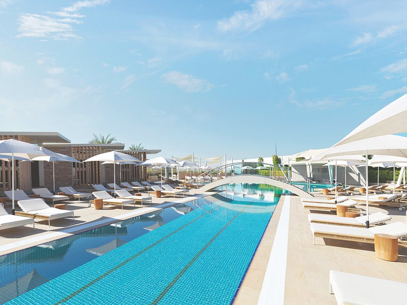 الإسترخاء بجانب المسبح