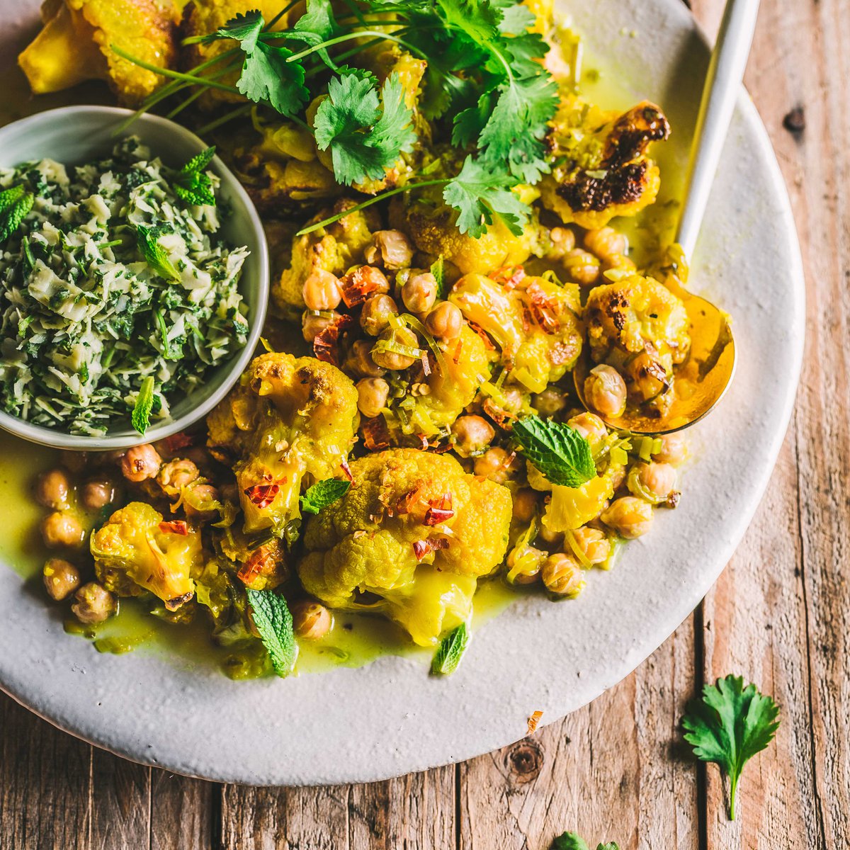 كاري القرنبيط المشوي والحمص وجوز الهند