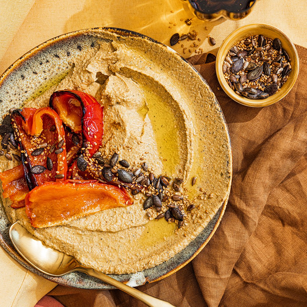 حمّص مع فليفلة حمراء مشوية وسمّاق وبذور اليقطين