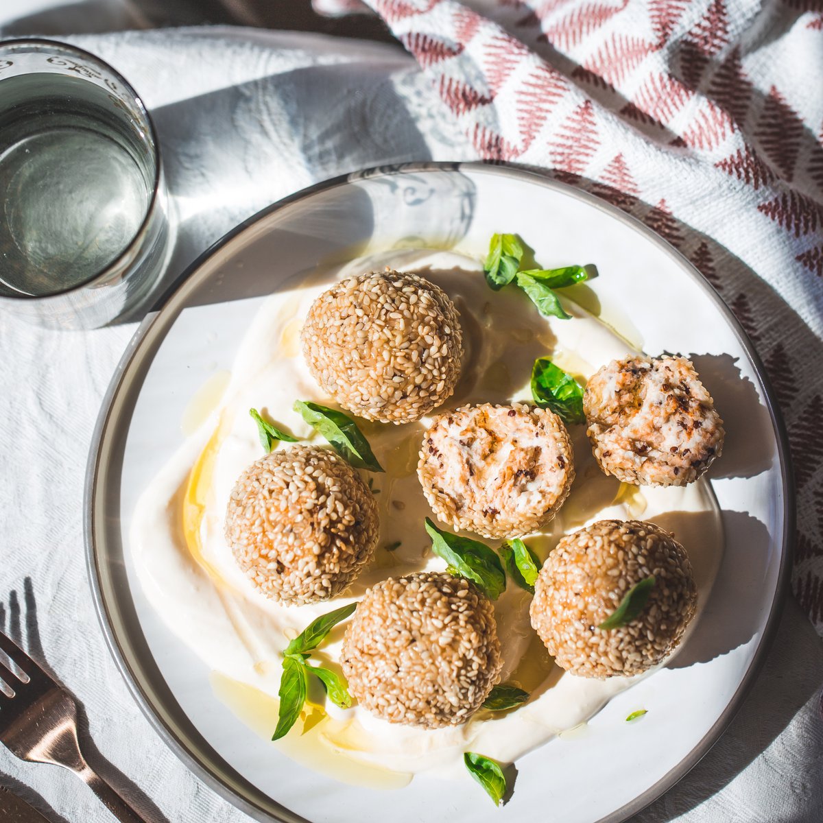 كرات اللحم بالسمسم مع صلصة الطحينة والريحان