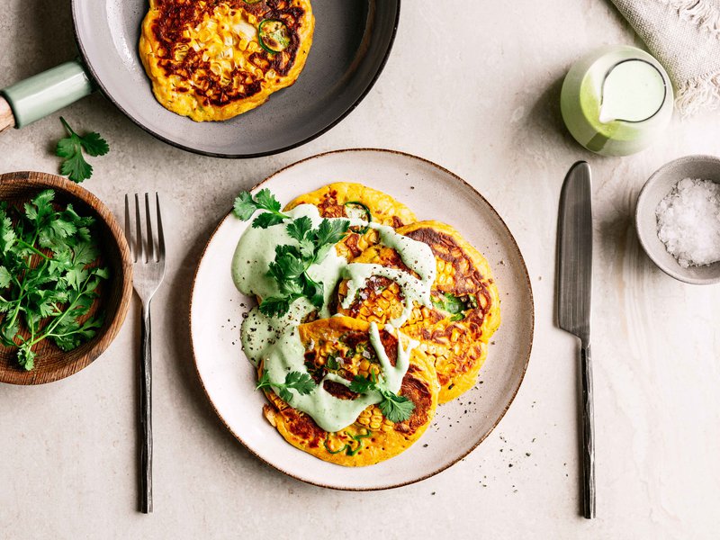 كعك الذرة بالرائب اللذيذ مع الفلفل الأخضر والليمون