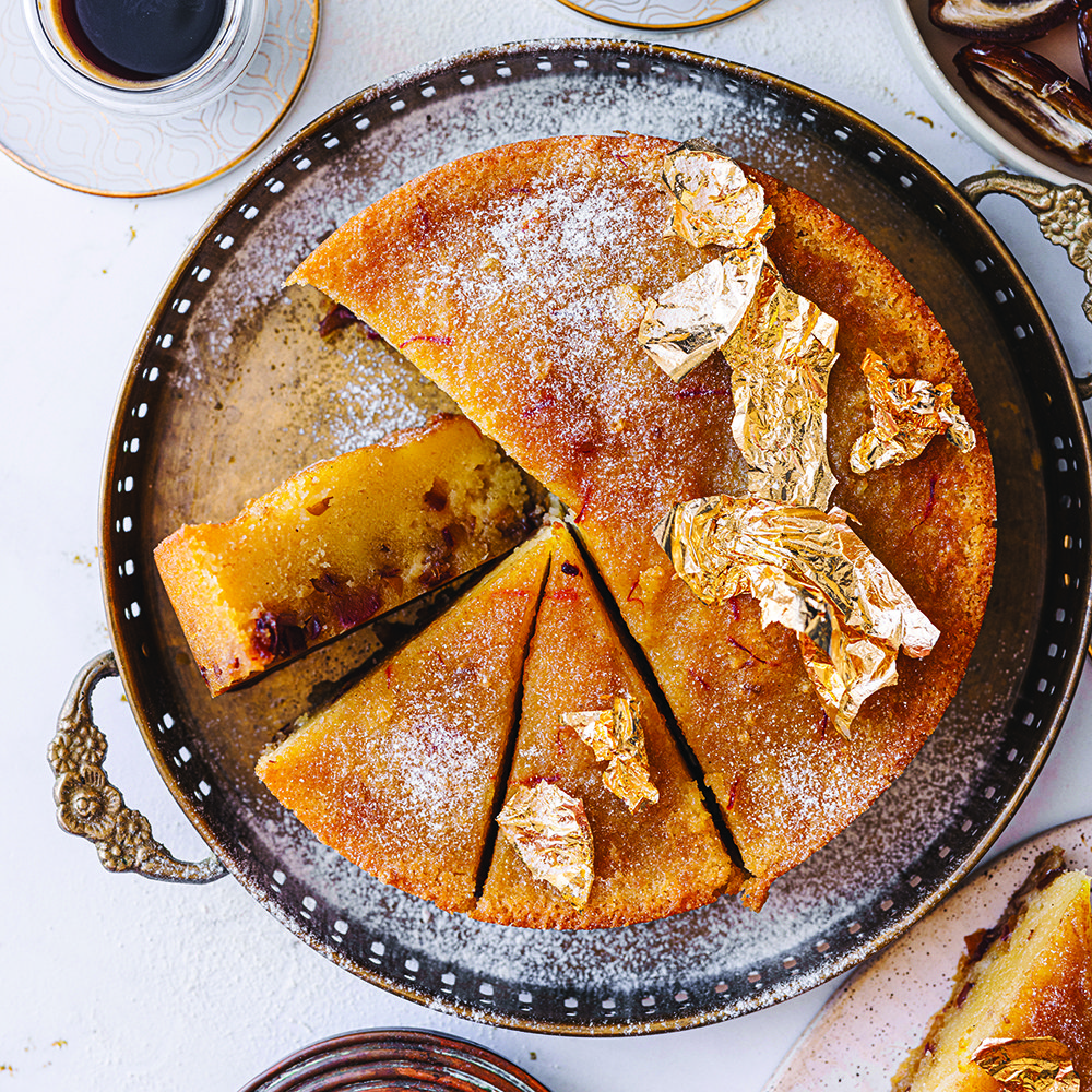 كيك الخبيصة بالزعفران والتمر