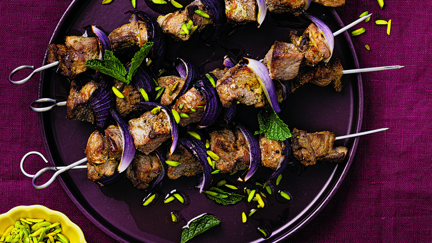 أسياخ لحم الضأن بالزعفران والفستق الحلبي