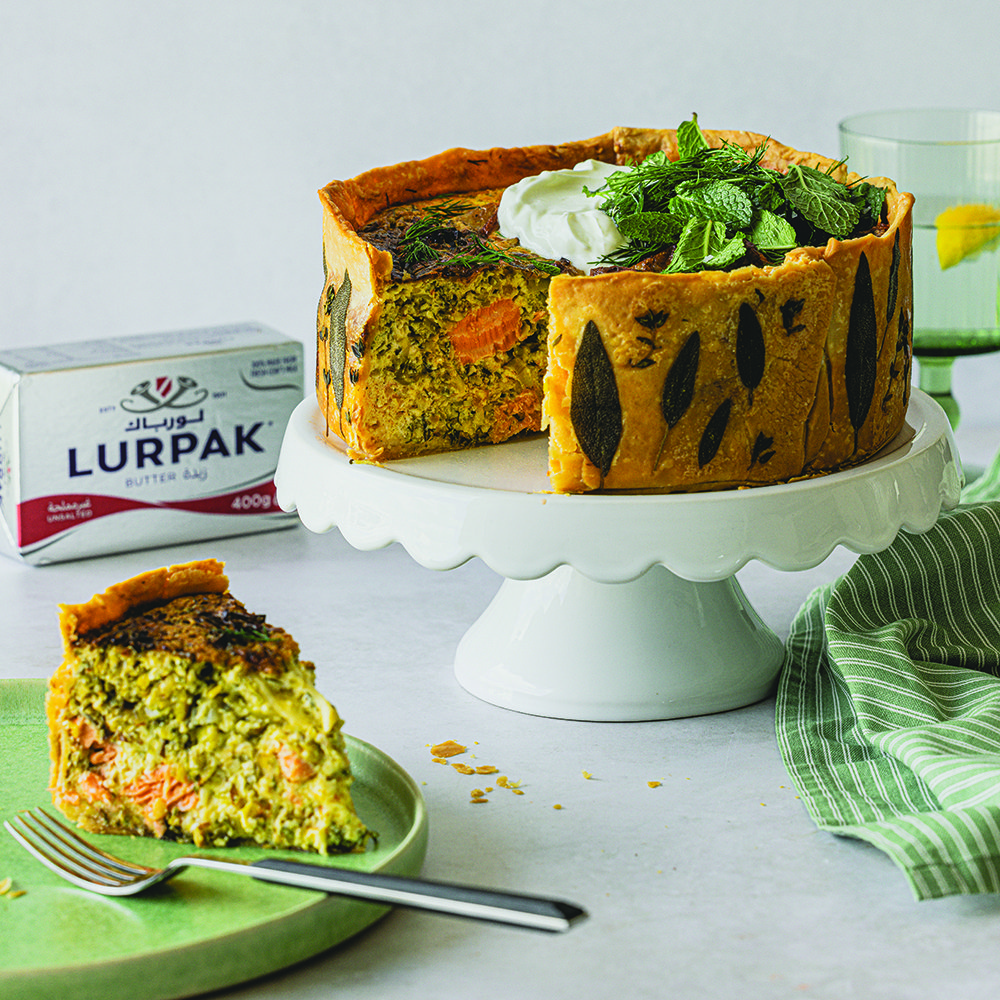 فطيرة السلمون والكراث مع طبقة من المريميّة والزبدة