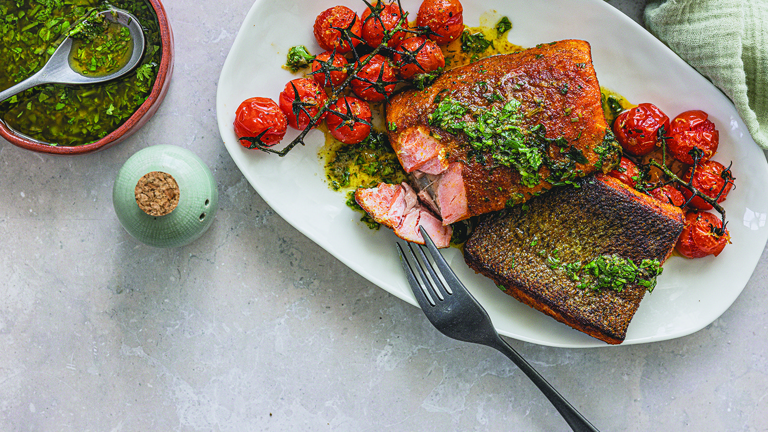 فيليه السلمون مع صلصة الشرمولة وطماطم مشوية