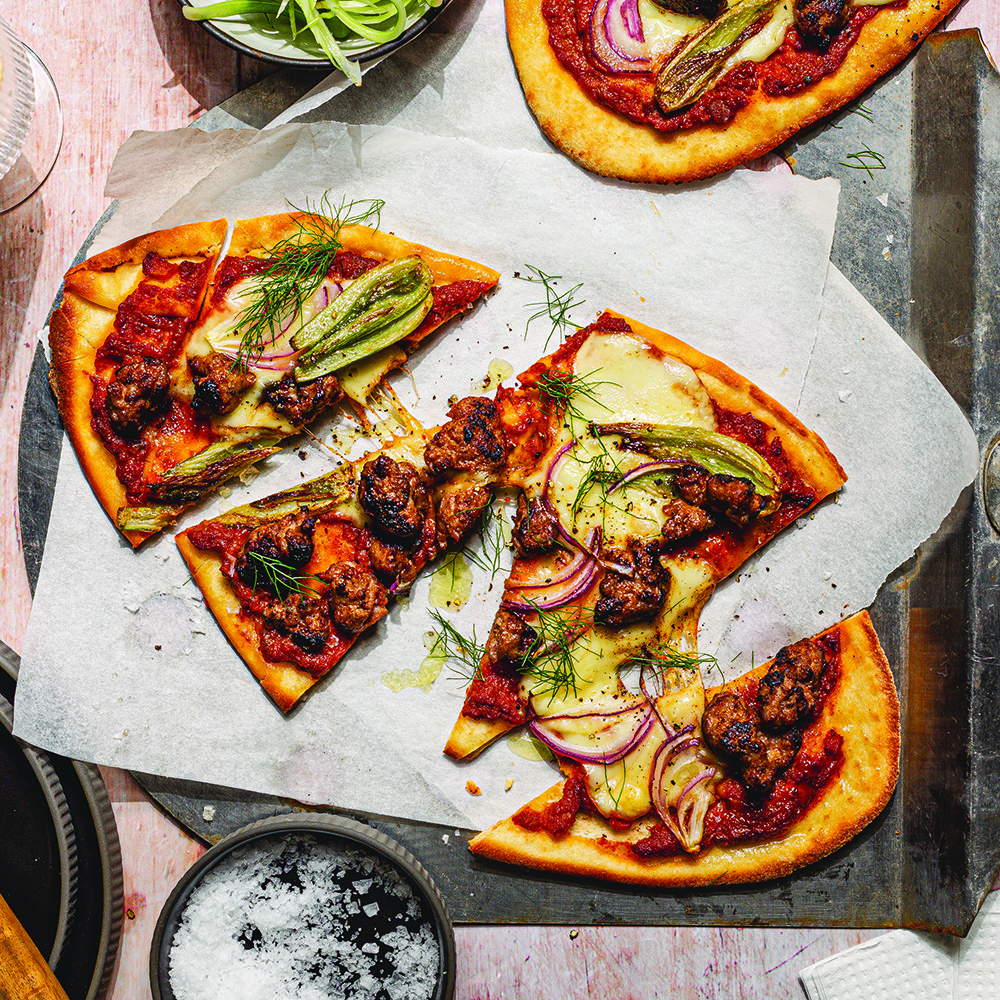 بيتزا النقانق والشمر على خبز مسطّح