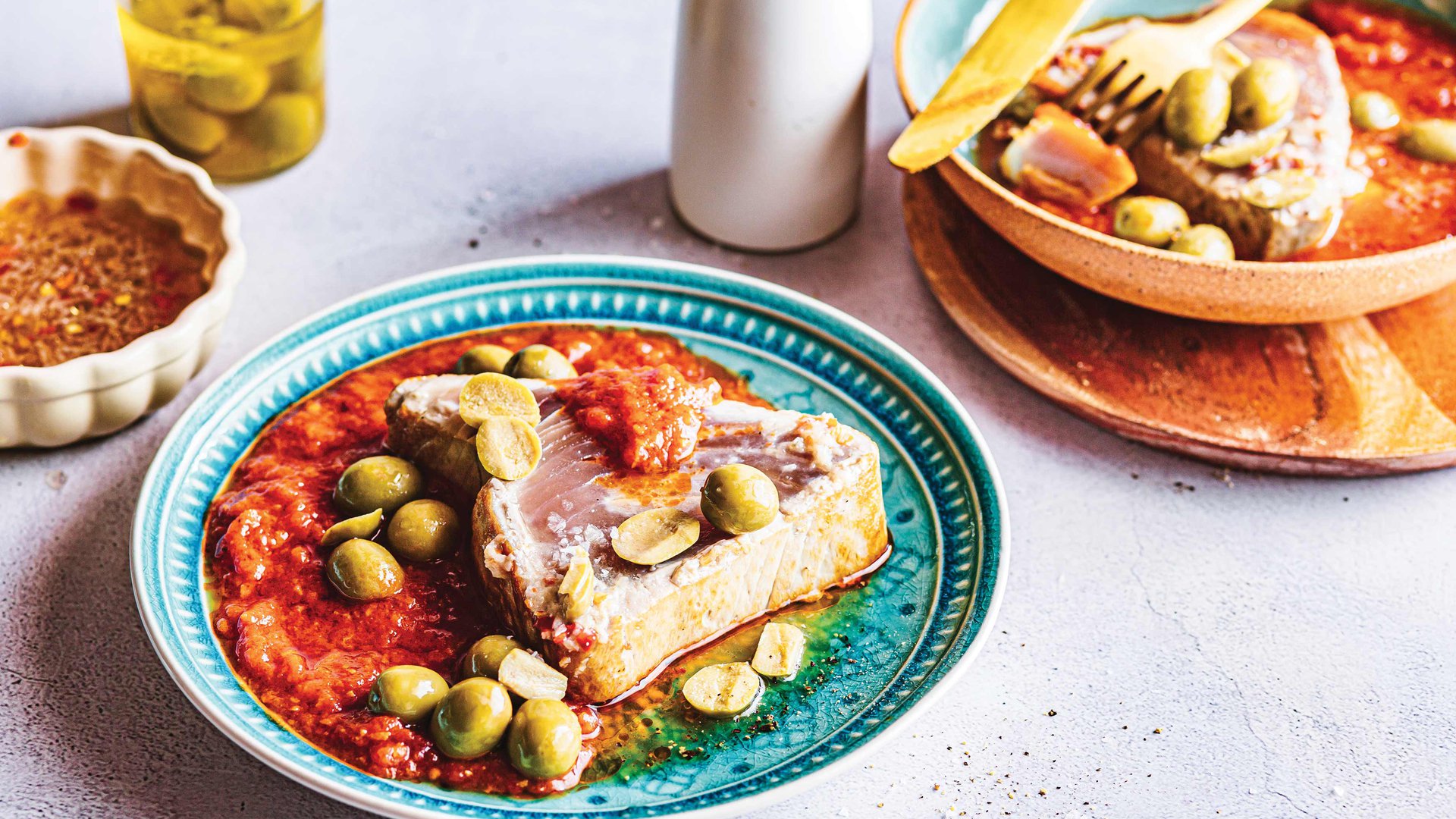 Seared tuna with dakka sauce and olives