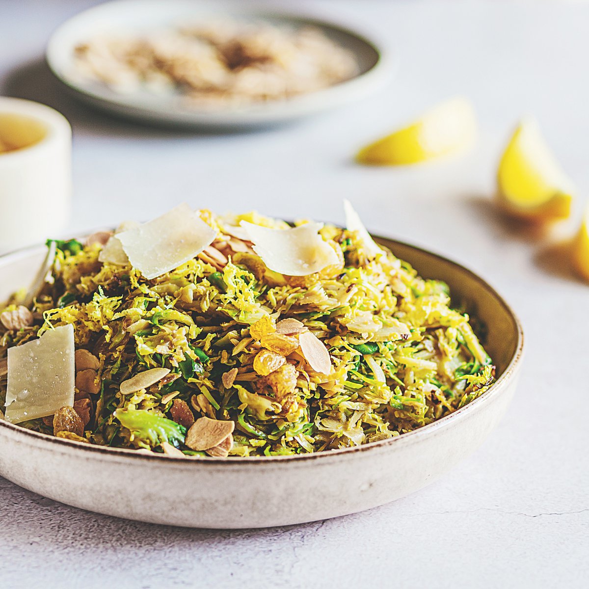 كرنب بروكسل مع اللوز المحمص