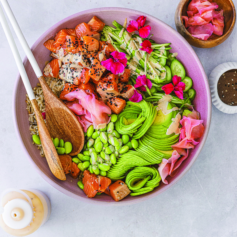 سلطة بوكي السلمون المدخّن والأرزّ الأسمر