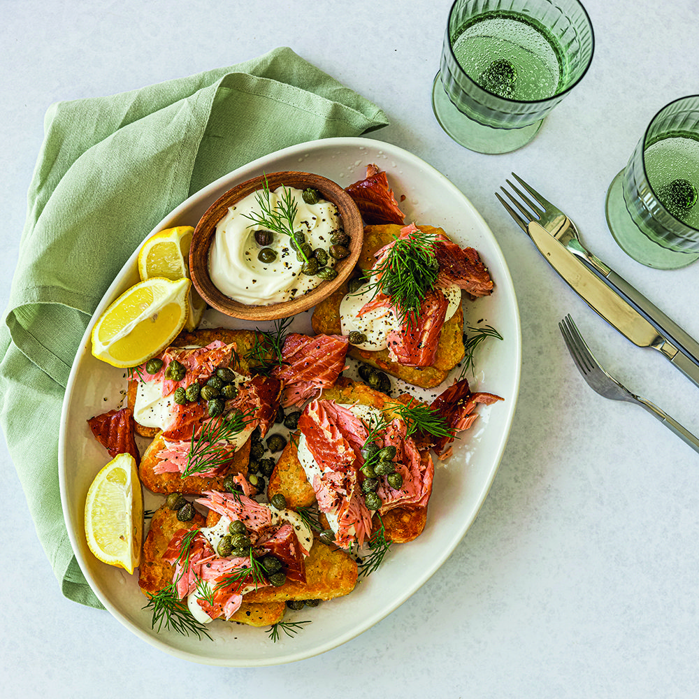 فطائر بطاطا هاش براونز مع السلمون المدخّن والكريم فريش والكبر