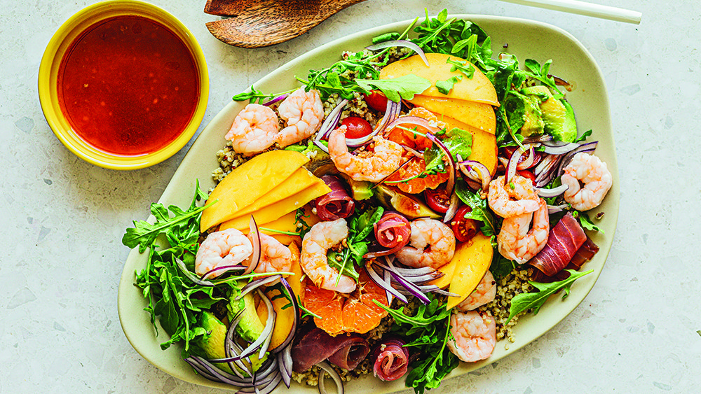 سلطة التونا المدخّن والروبيان والمانغو مع تتبيلة حامضة