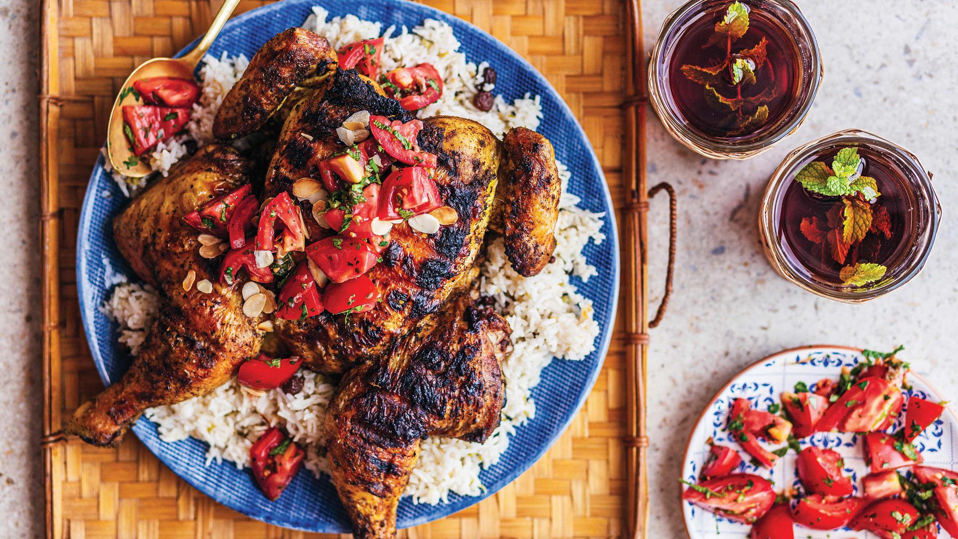 مندي دجاج مشوي مدخن مع سلطة طماطم